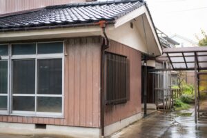 築古物件の屋根と外壁を確認するイメージ
