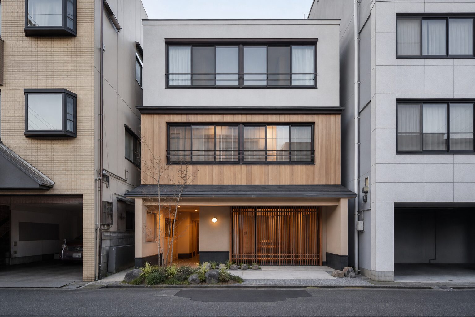 宿泊施設テナントが入居する都市部の小規模ビル外観