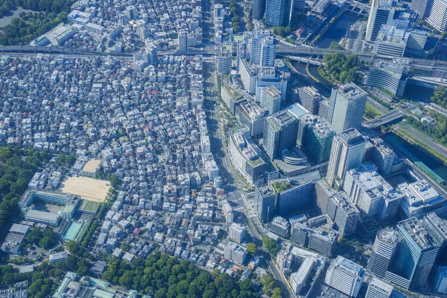 東京23区の住宅地と商業地を俯瞰した民泊条例リスク診断のイメージ
